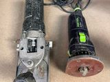 deux outils électriques posés sur une table