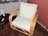 une chaise qui se trouve dans un coin de la pièce