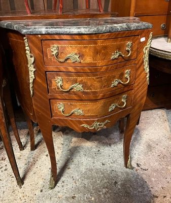 une petite table en bois avec un plateau en marbre