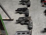 de nombreux types d'armes à feu disposés sur le sol