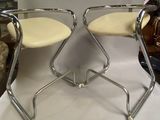 deux chaises posées sur une table blanche