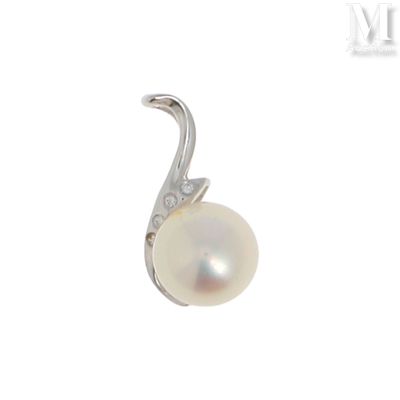 une image représentant une boucle d'oreille en perle blanche et diamant sur fond blanc