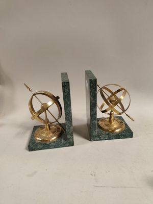 paire de serre-livres en laiton et marbre vert, ornés d'un globe terrestre posé sur un socle en marbre