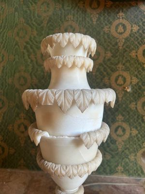 un gâteau à trois étages posé sur une table