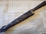 un couteau posé sur une feuille de papier