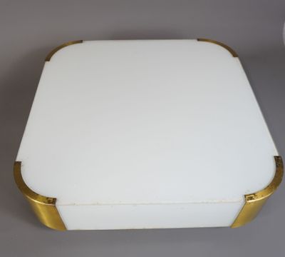 une boîte blanche et dorée posée sur une table