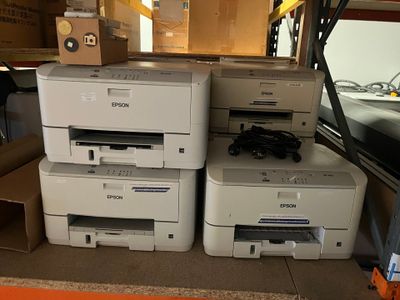 de nombreuses imprimantes et scanners empilés les uns sur les autres