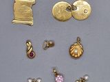 les nombreux types de bijoux qui se trouvent sur la table