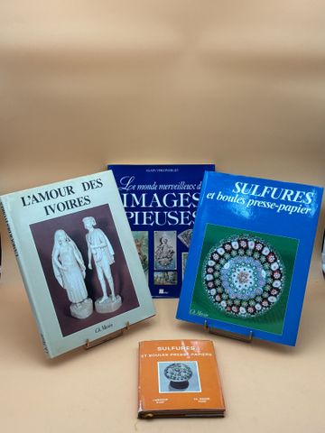 Lot de livres sur les sulfures, les ivoires et les images pieuses
