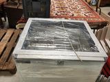 une pile de cartons et de caisses dans un entrepôt