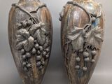 deux vases placés l'un à côté de l'autre