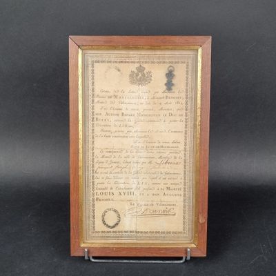 un vieux document encadré de bois sur fond noir