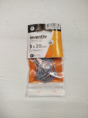 un sachet de vis posé sur une table blanche