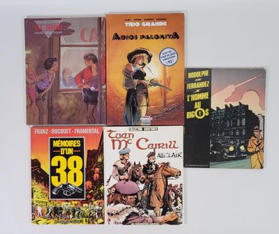 beaucoup de livres posés sur une surface blanche