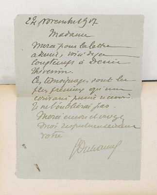 un bout de papier sur lequel est écrit un message à la main