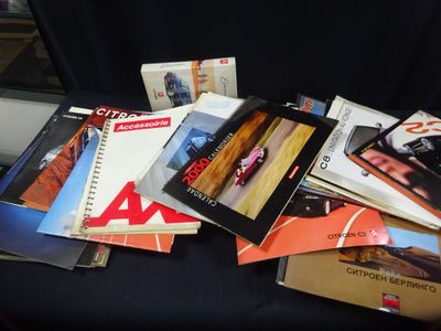 beaucoup de livres posés sur une chaise