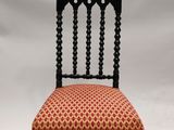 une chaise rouge et noire posée sur un fond blanc