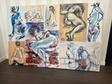 un tableau accroché au mur d'une pièce où se trouvent de nombreux tableaux