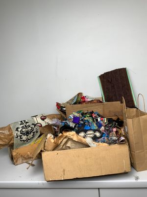 une boîte en carton remplie d'objets divers, posée sur un comptoir