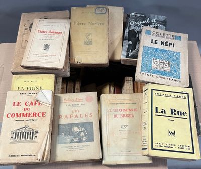 plusieurs livres sont empilés sur une table