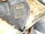 un gros plan sur une paire de chaussures portant une étiquette