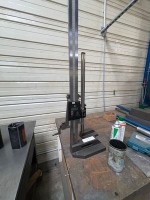 une machine posée sur une table dans un garage
