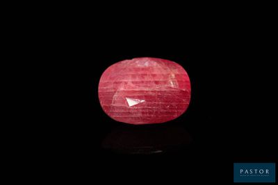 un gros plan d'un rubis rouge sur une surface noire