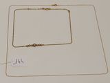 gros plan sur un collier en or portant une étiquette