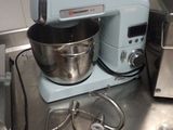 une photo d'un plan de travail de cuisine sur lequel se trouvent un batteur électrique et un mixeur