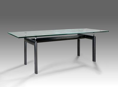 une photo d'une table en verre avec des pieds noirs et un plateau en verre