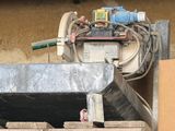 une photo d'une machine posée sur une palette