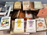 beaucoup de livres sur la table ensemble sur la table