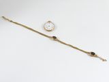 un gros plan sur un bracelet en or orné d'une montre