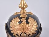 un casque noir et doré orné d'un aigle doré