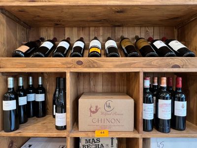 de nombreuses bouteilles de vin sur les étagères du magasin de vins