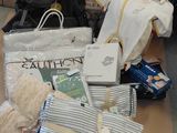 un ours en peluche assis à côté d'une pile d'objets posés sur une table