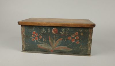 une vieille boîte en bois décorée de fleurs et de feuilles peintes
