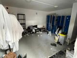 une chambre en désordre avec un tas de vêtements par terre