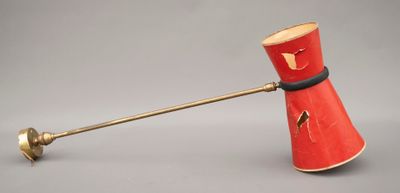 une tasse rouge avec une anse en bois sur fond gris