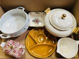 une boîte contenant divers plats et bols