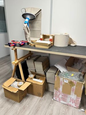 de nombreuses boîtes, les unes à côté des autres, posées sur une table dans une pièce