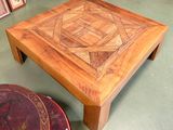 une table en bois ornée d'un motif, dans une pièce