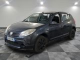 la photo d'une petite voiture grise garée dans un garage