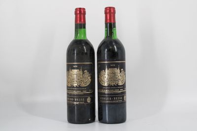 deux bouteilles de vin posées l'une à côté de l'autre sur une surface blanche