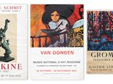 trois livres sur un fond blanc, avec une statue de femme et une statue d'homme