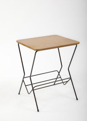 une image représentant une petite table avec un plateau en bois et des pieds en métal