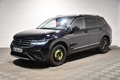 Le SUV Volkswagen Atlas est garé dans un garage