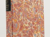 un livre orné d'un motif orange et bleu