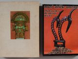 une photo d'un livre sur laquelle figure une statue