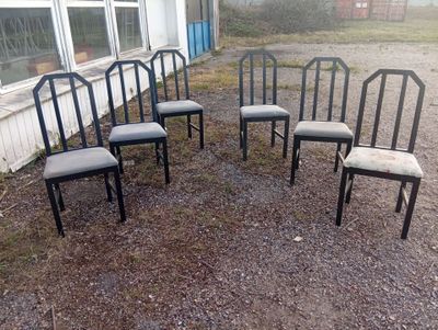 six chairs that are sitting in front of a building